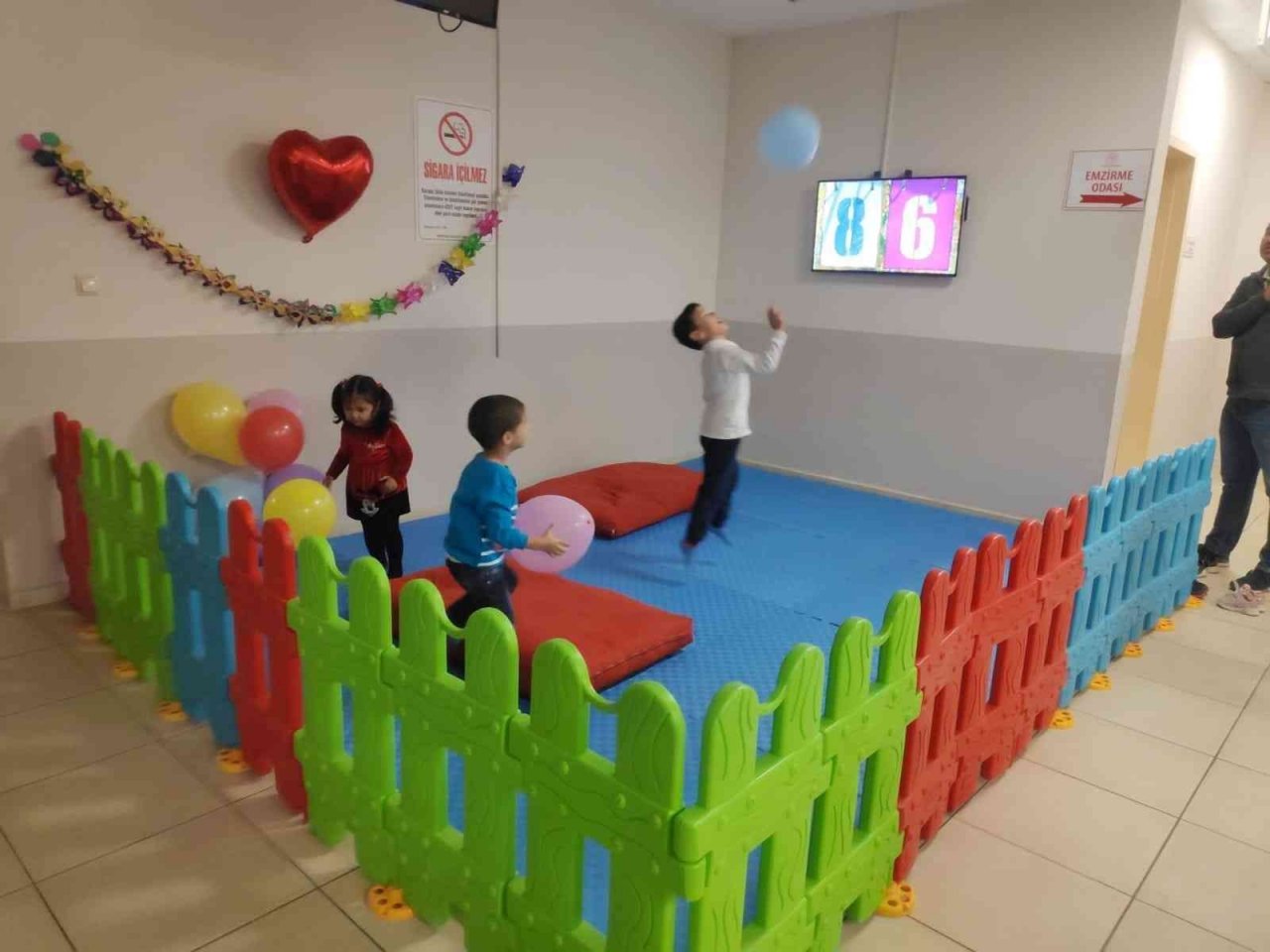 Hastanede tedaviye gelen çocuklara oyun alanı düzenlendi