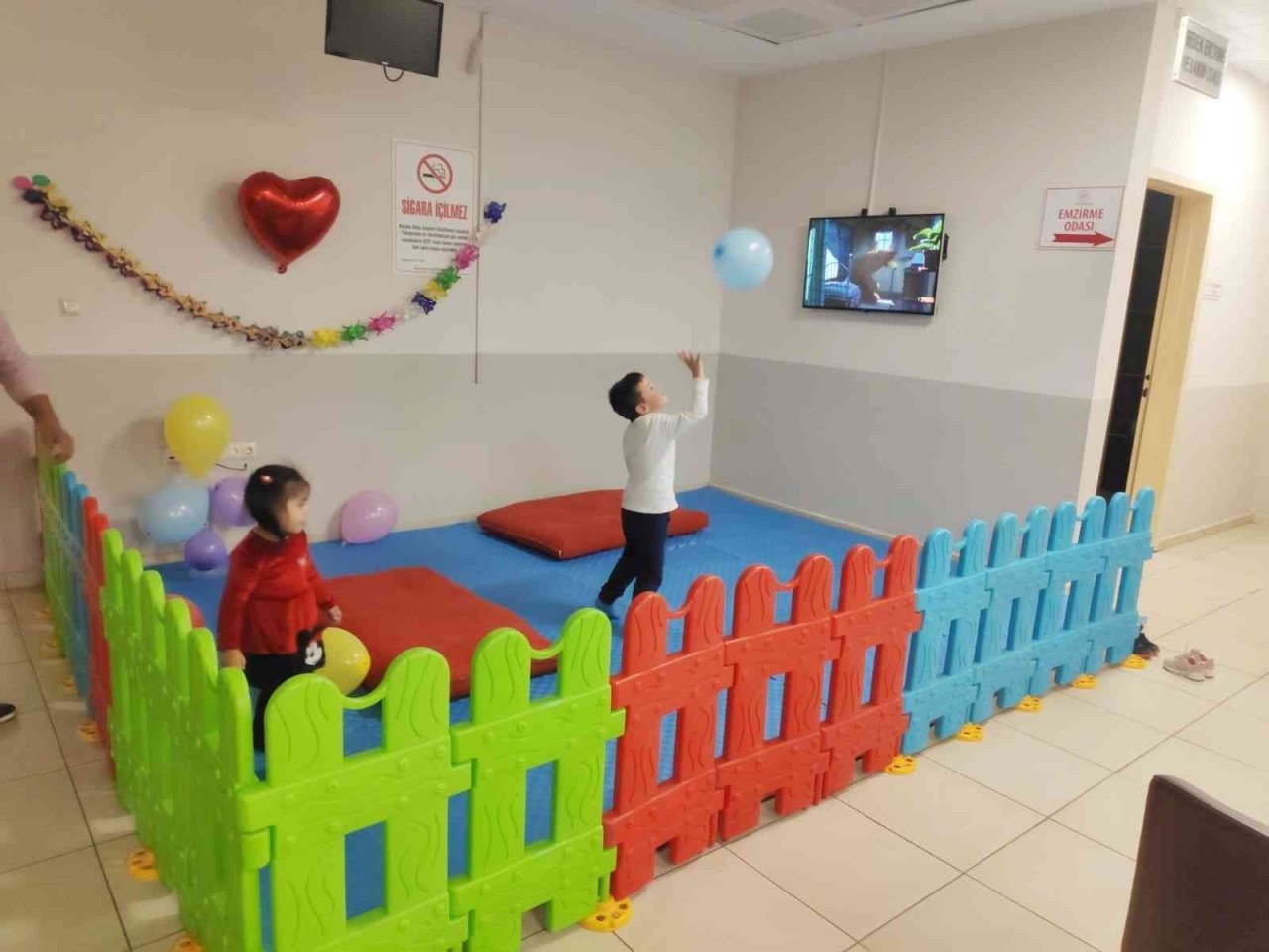Hastanede tedaviye gelen çocuklara oyun alanı düzenlendi