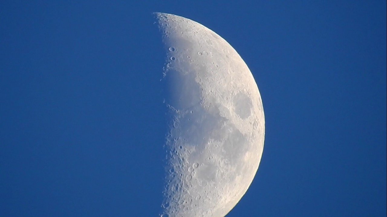 Gün batımında yarım Ay görsel şölen oluşturdu