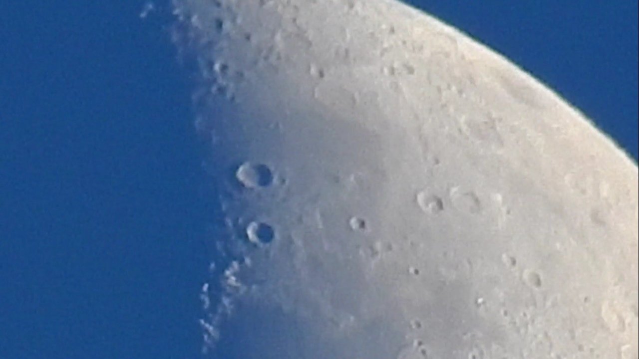 Gün batımında yarım Ay görsel şölen oluşturdu