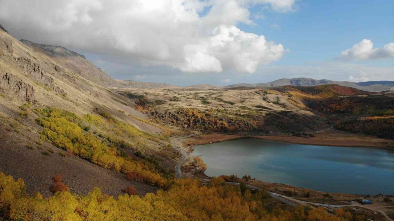 Sonbahar renkleriyle bezenen Nemrut Krater Gölü gelin ve damatların doğal stüdyosu oldu