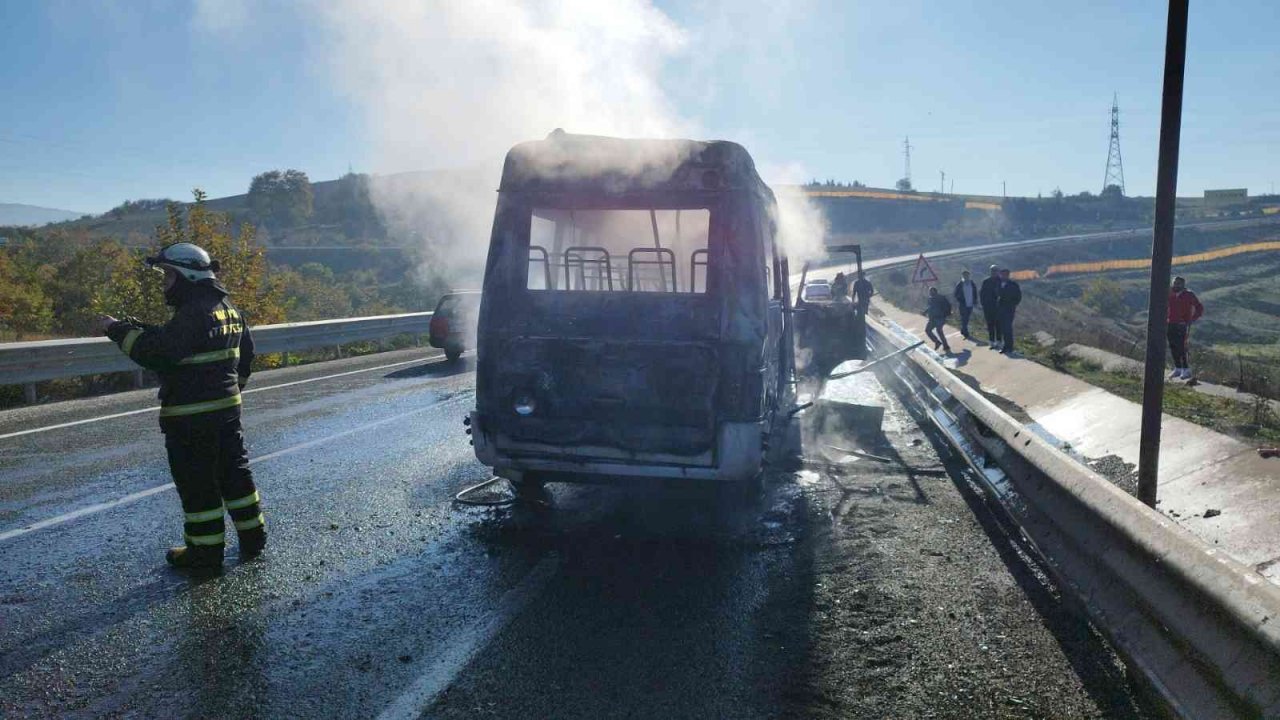Bursa’da tamir için yola çıkan minibüs alev alev yandı