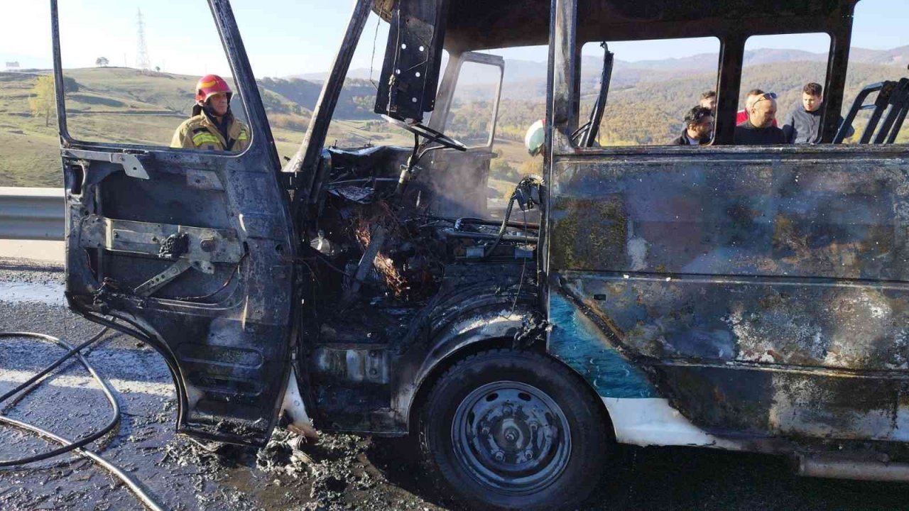 Bursa’da tamir için yola çıkan minibüs alev alev yandı