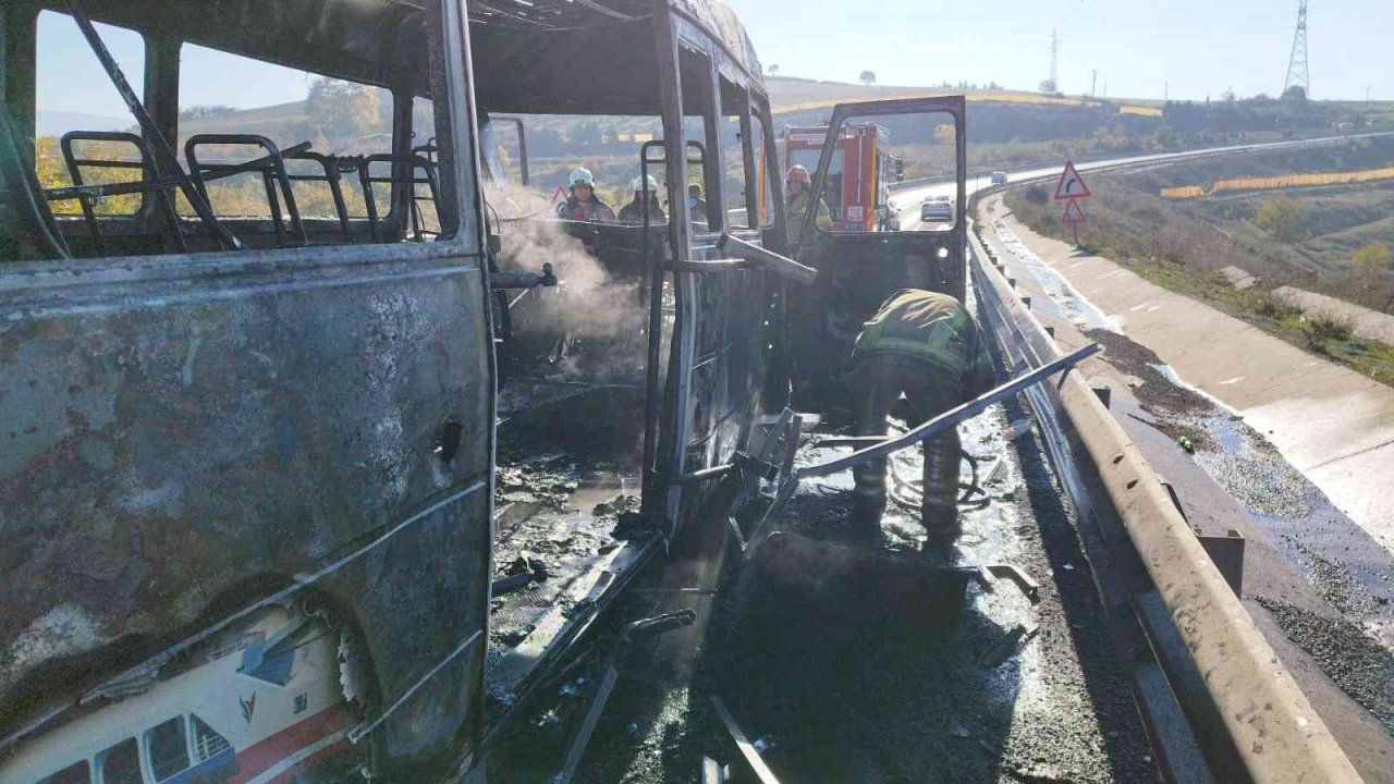 Bursa’da tamir için yola çıkan minibüs alev alev yandı