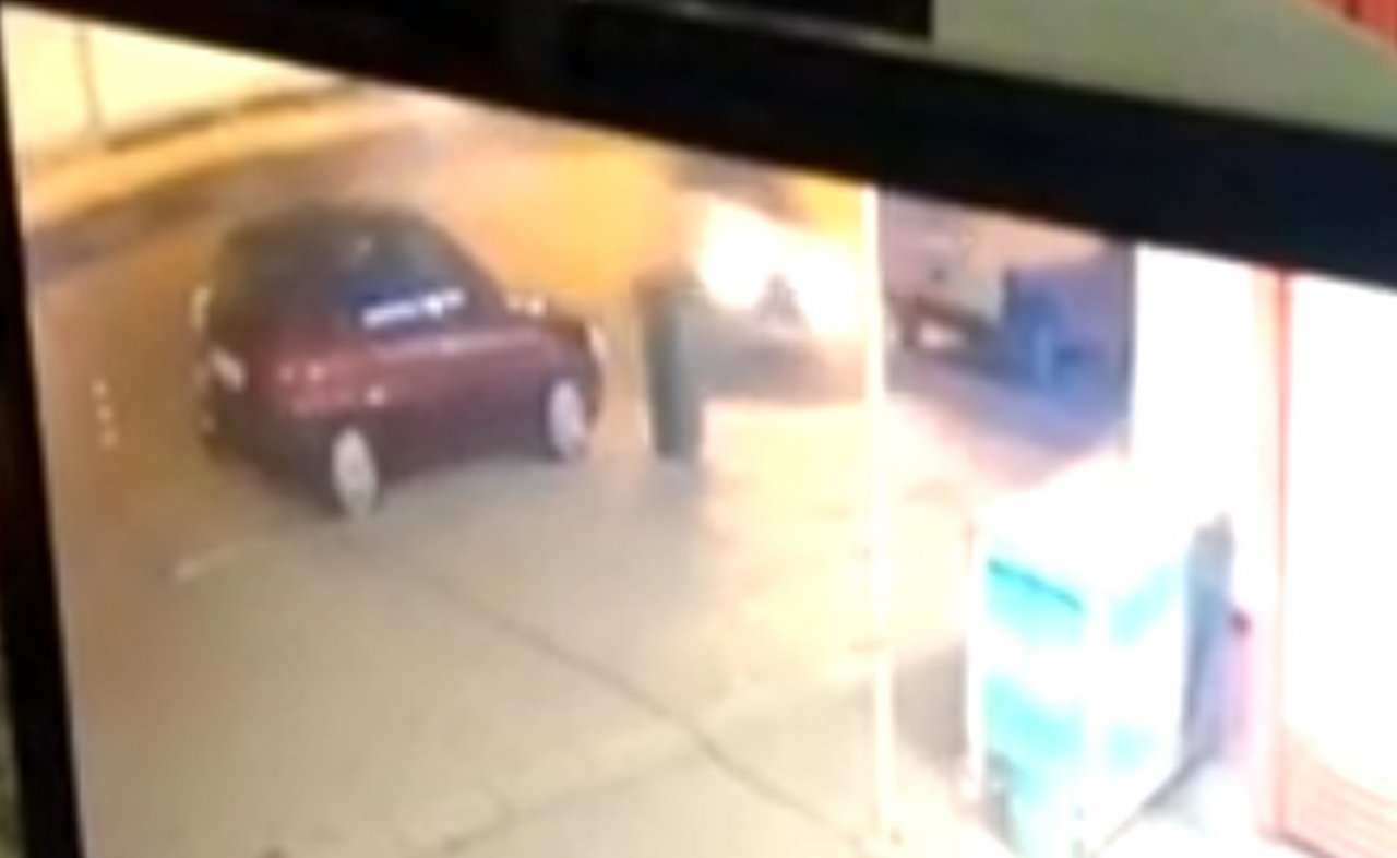Otomobilin kayarak park halindeki bir araca çarptığı kaza kamerada