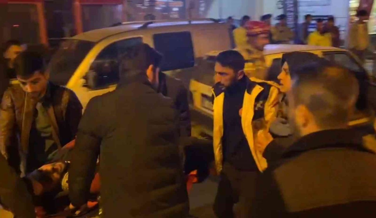 Otomobilin kayarak park halindeki bir araca çarptığı kaza kamerada