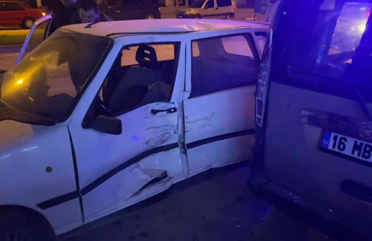 Otomobilin kayarak park halindeki bir araca çarptığı kaza kamerada