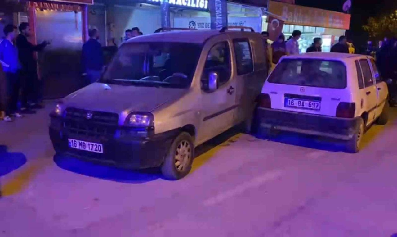 Otomobilin kayarak park halindeki bir araca çarptığı kaza kamerada