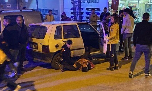 Otomobilin kayarak park halindeki bir araca çarptığı kaza kamerada