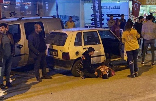 Otomobilin kayarak park halindeki bir araca çarptığı kaza kamerada