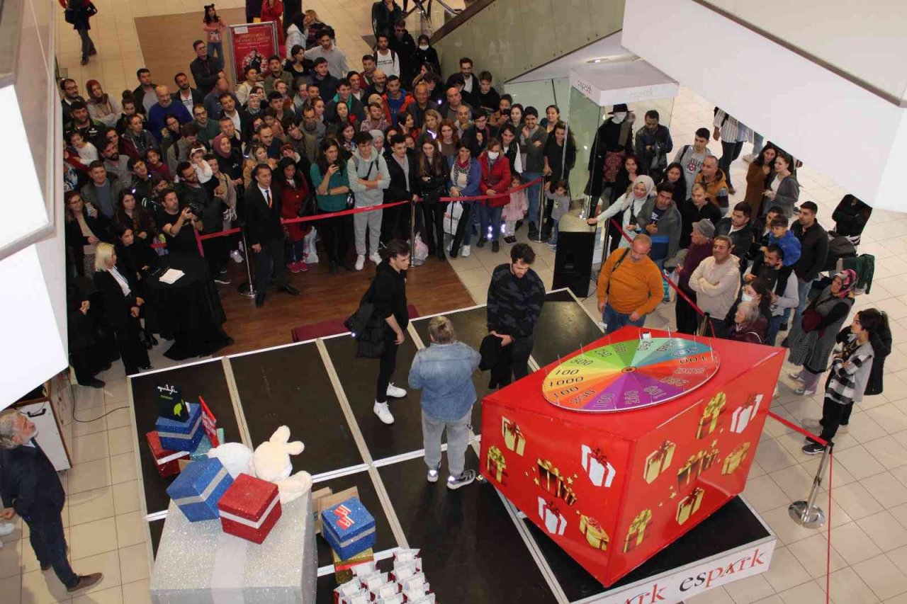 Eskişehir EsparK AVM radyocu Cem Arslan ile 15’inci yılını geride bıraktı