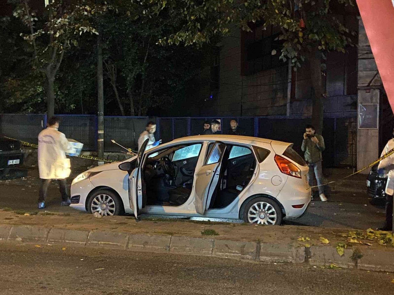Otomobilden kadını kaçırdılar, kaçtıkları sırada otomobili kurşunladılar: 1 ölü