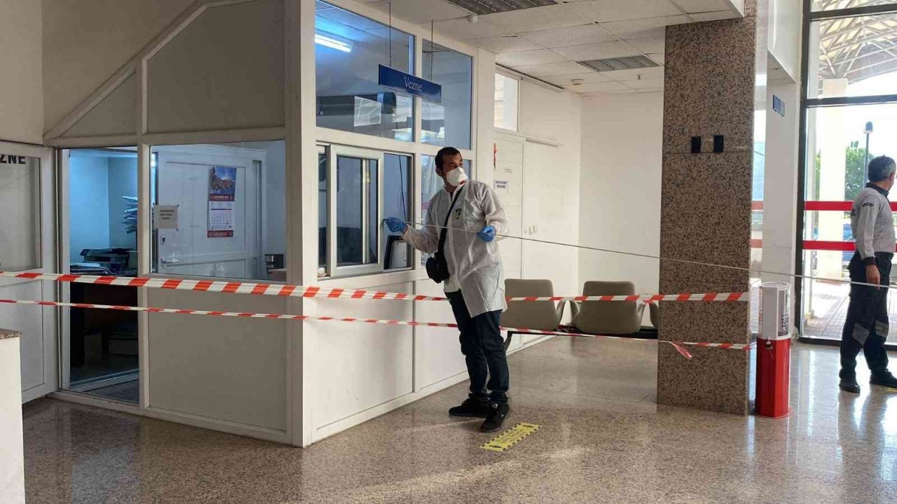 Silahla oynayan hastane çalışanı, arkadaşını vurdu