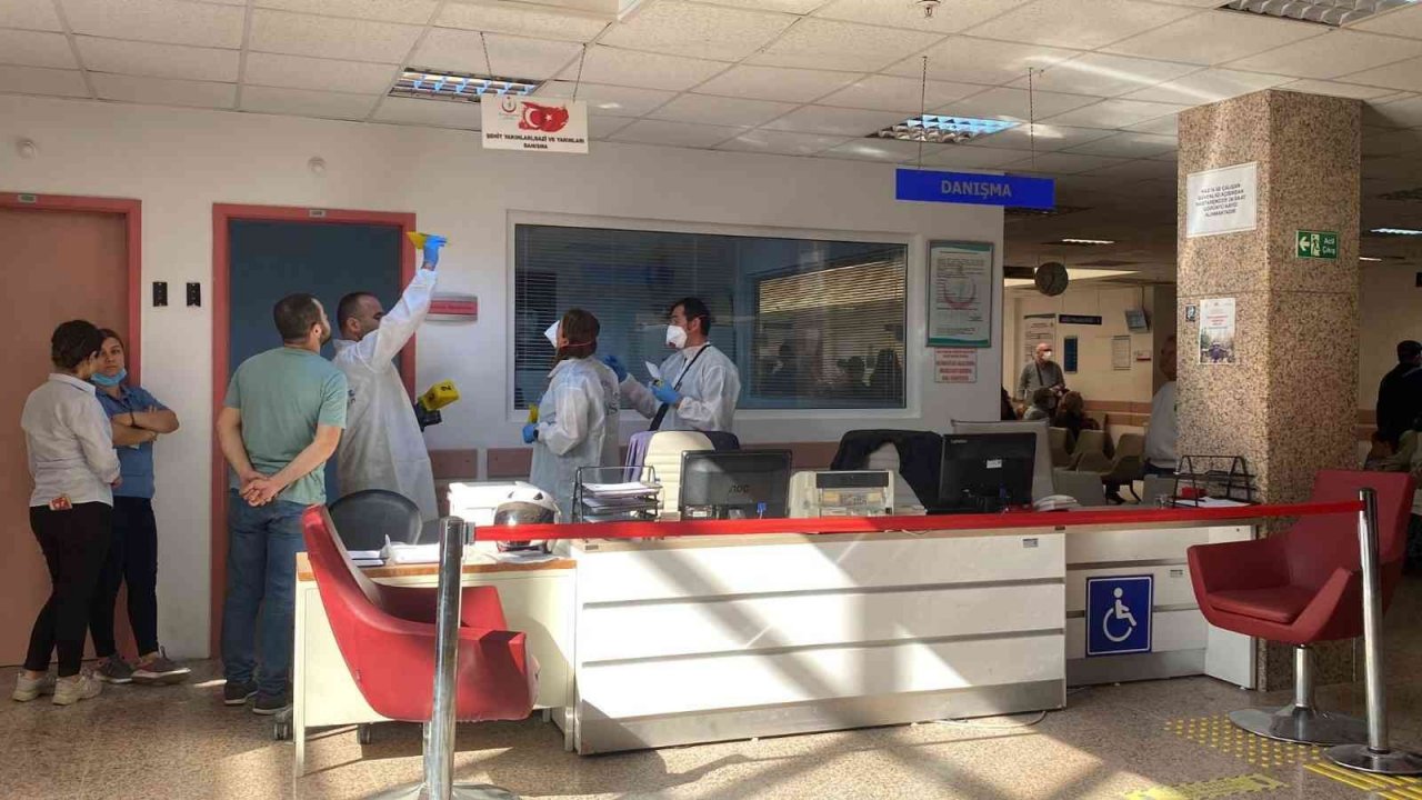 Silahla oynayan hastane çalışanı, arkadaşını vurdu