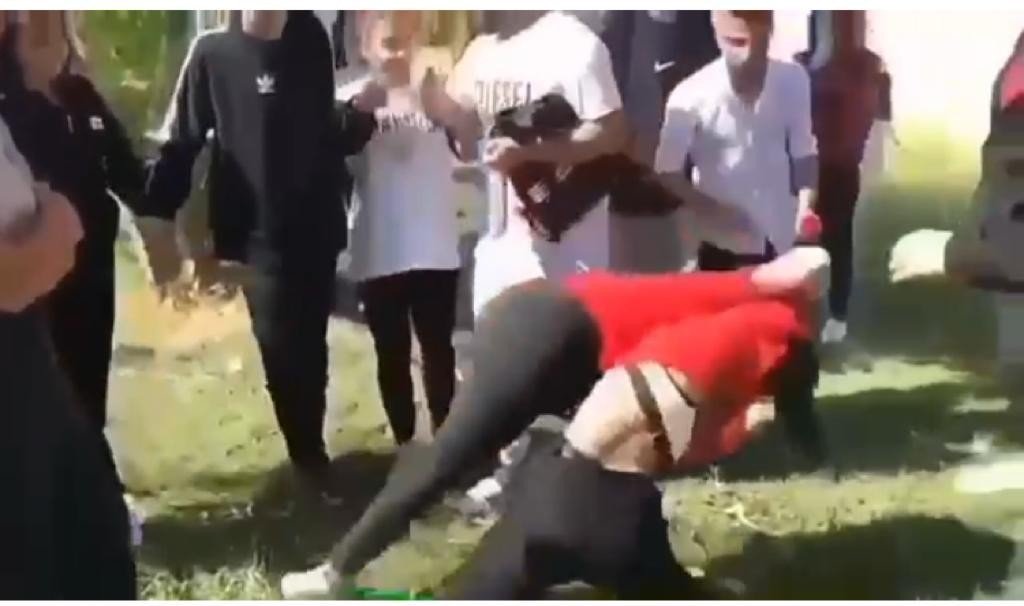 Liseli kızlar yumruk yumruğa kavga etti, arkadaşları gülerek izledi