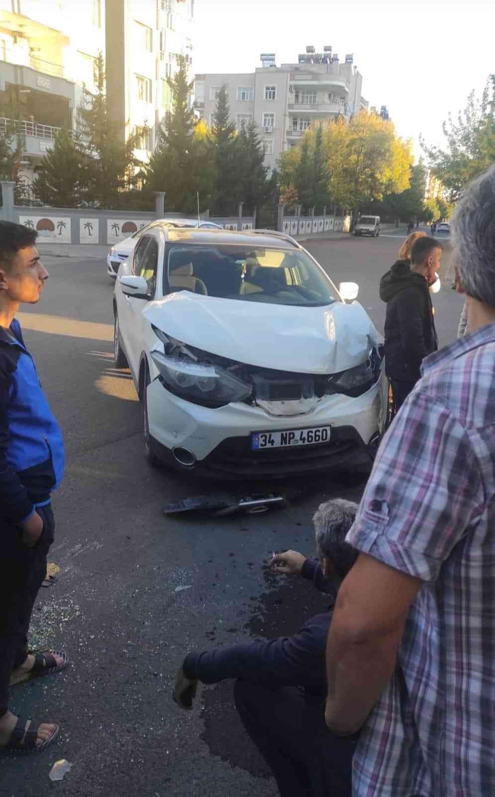 Otomobille çarpışan araç takla attı