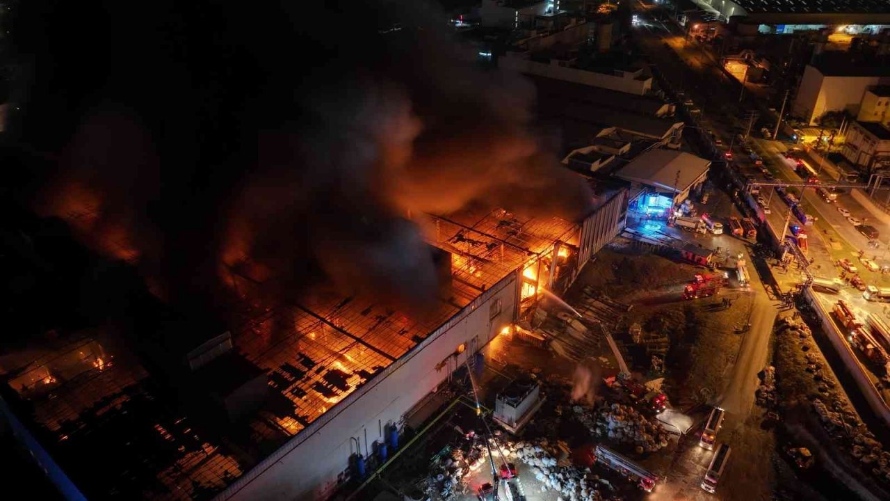 Bursa’daki fabrika yangını gece geç saatlere kadar devam etti
