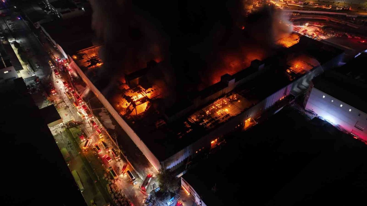 Bursa’daki fabrika yangını gece geç saatlere kadar devam etti