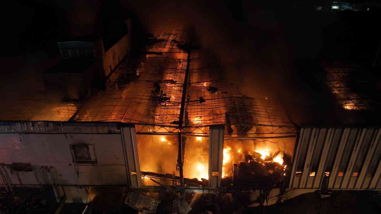 Bursa’daki fabrika yangını gece geç saatlere kadar devam etti
