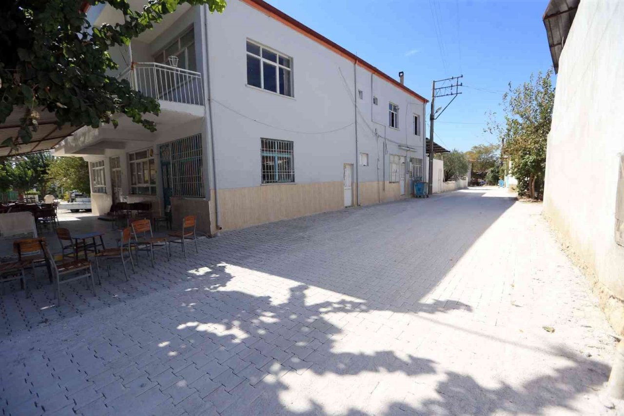 Toz ve çamurdan geçilmeyen sokaklar yenileniyor