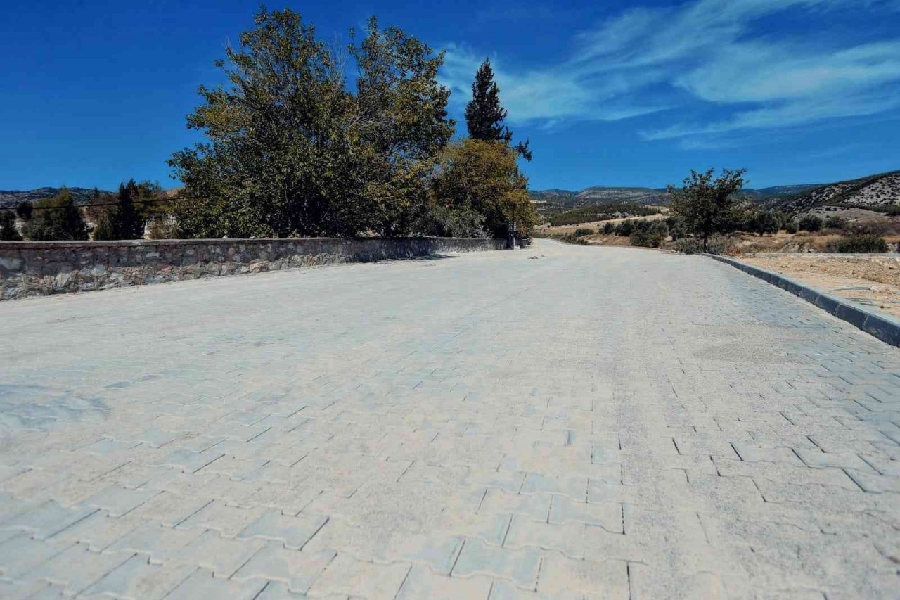 Toz ve çamurdan geçilmeyen sokaklar yenileniyor