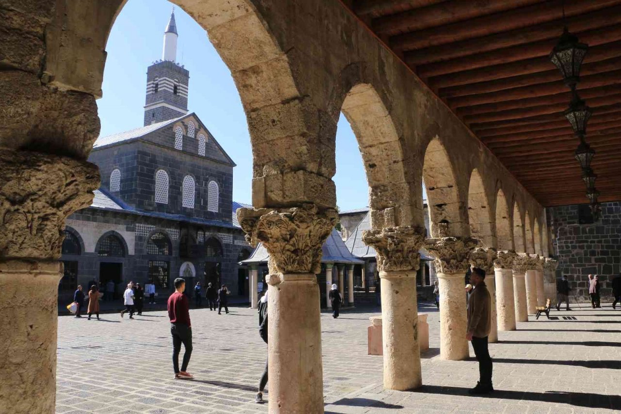 El Cezeri’nin depremin habercisi olan tarihi sütunlarını gören turistler hayran kalıyor