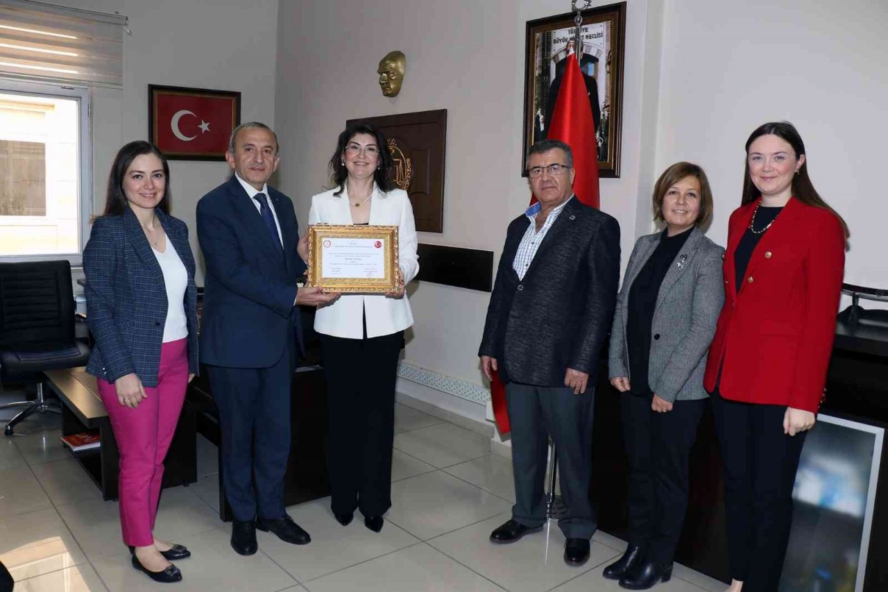 Manisa TSO Başkanı Mehmet Yılmaz mazbatasını aldı