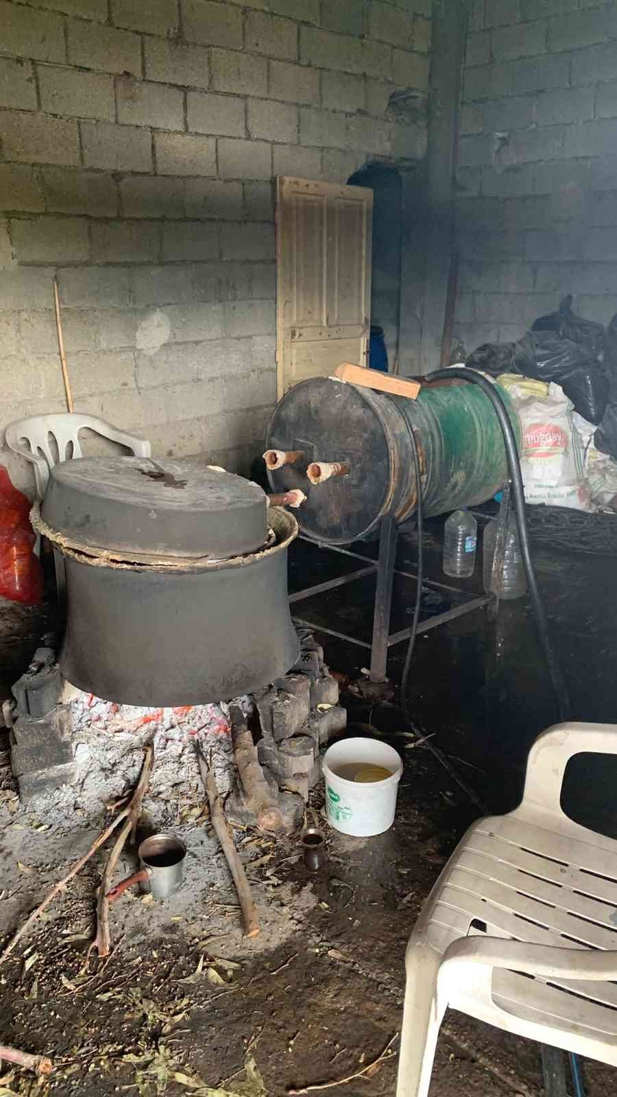 Arsuz’da 190 litre kaçak içki ele geçirildi