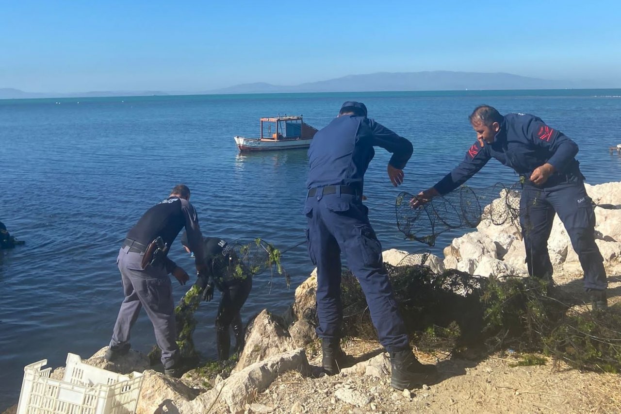 Denizden çıkarılan atıklardan bulaşık-çamaşır makinesi düğmesi