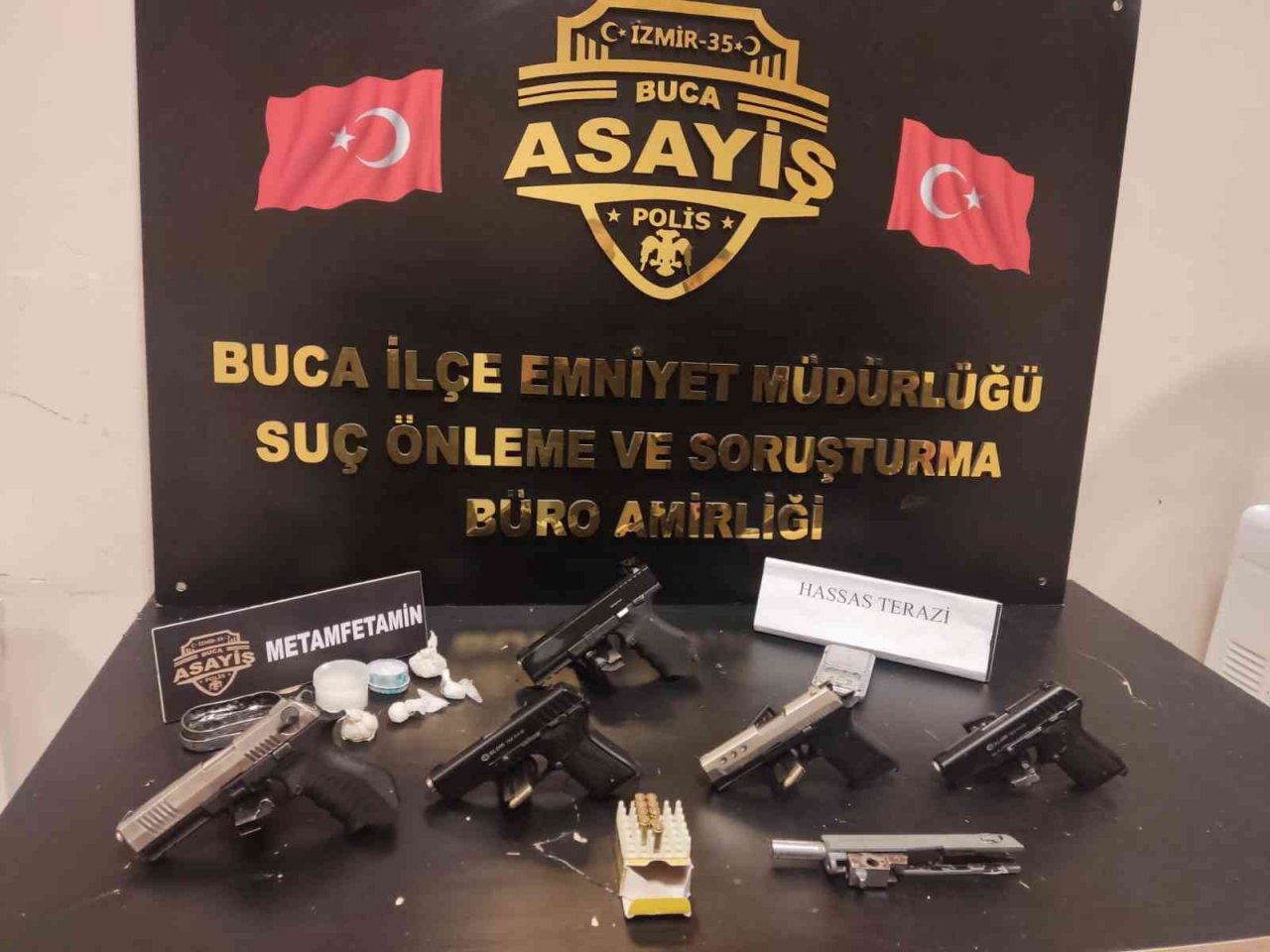 İzmir’de zehir evine polis baskını