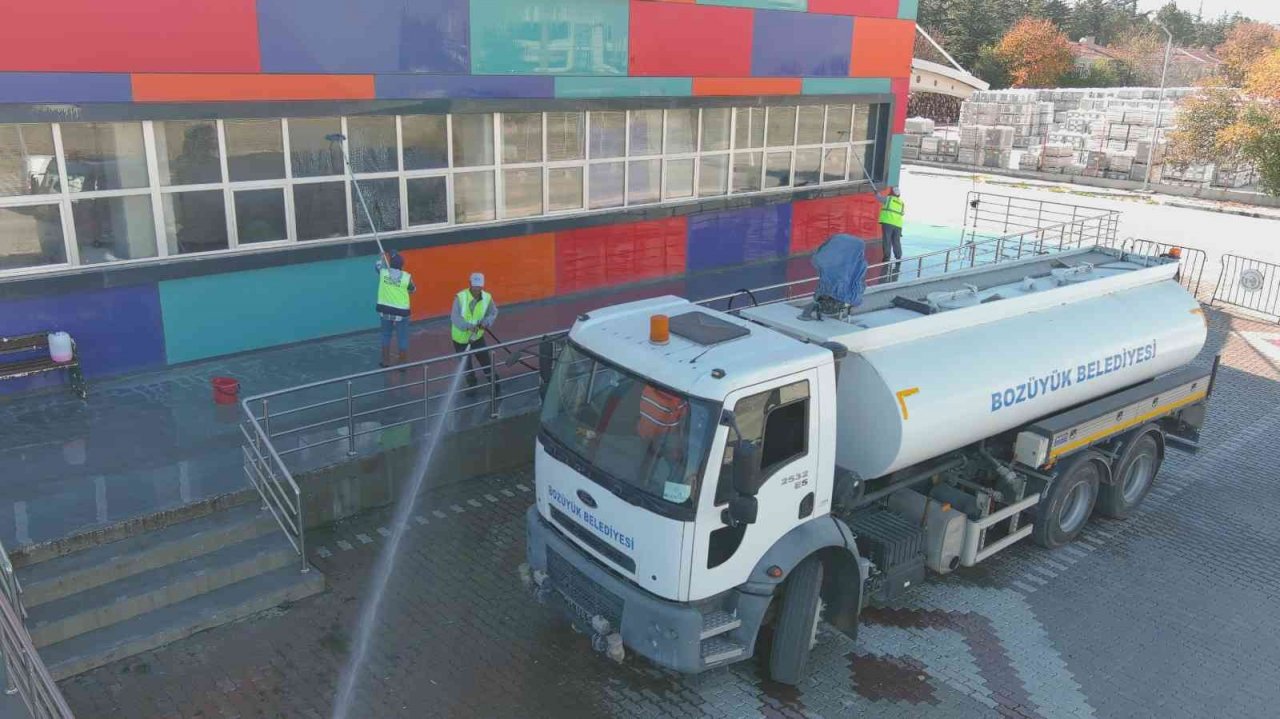 Kapalı pazarda temizlik çalışmaları