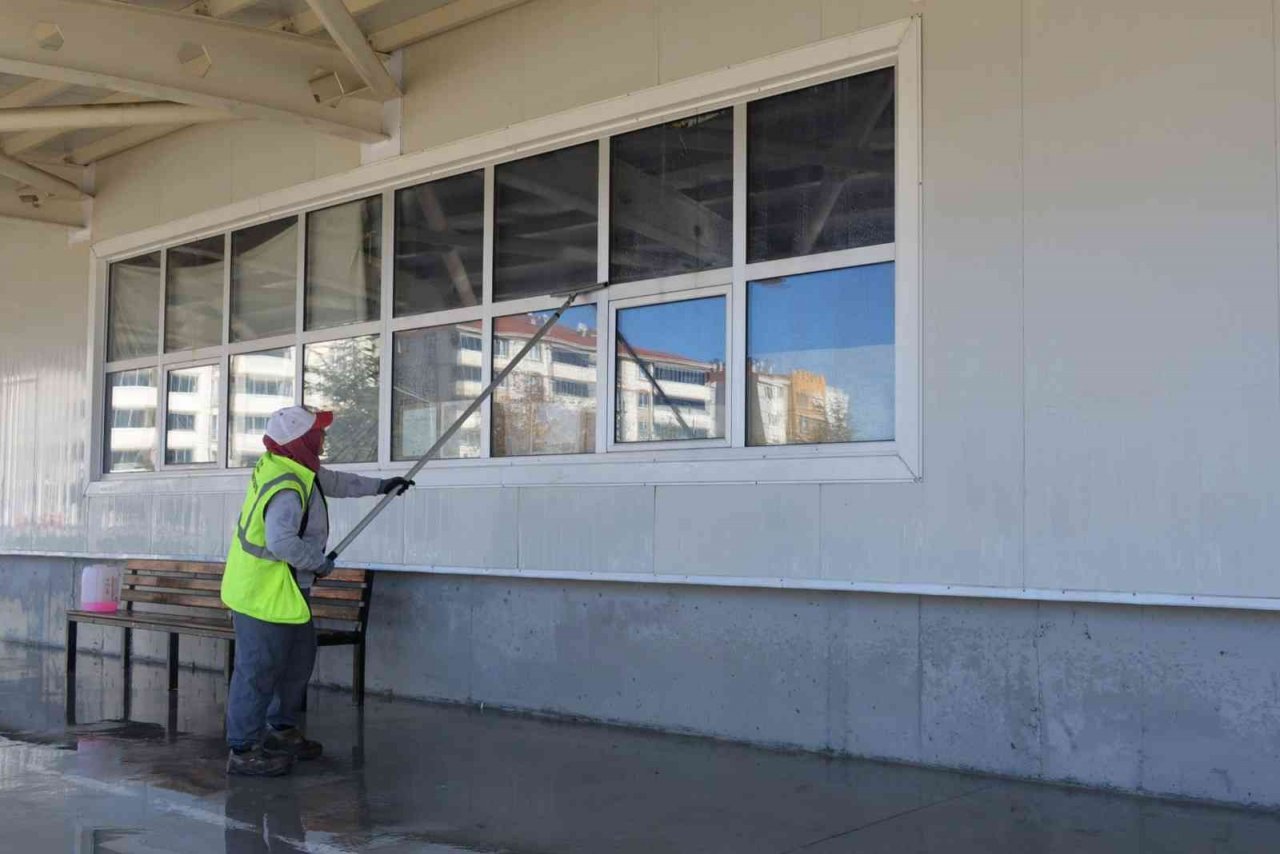 Kapalı pazarda temizlik çalışmaları