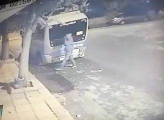 Kartal’da minibüs içinden hırsızlık kamerada