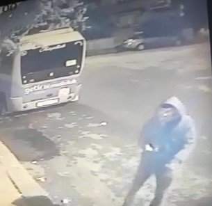 Kartal’da minibüs içinden hırsızlık kamerada