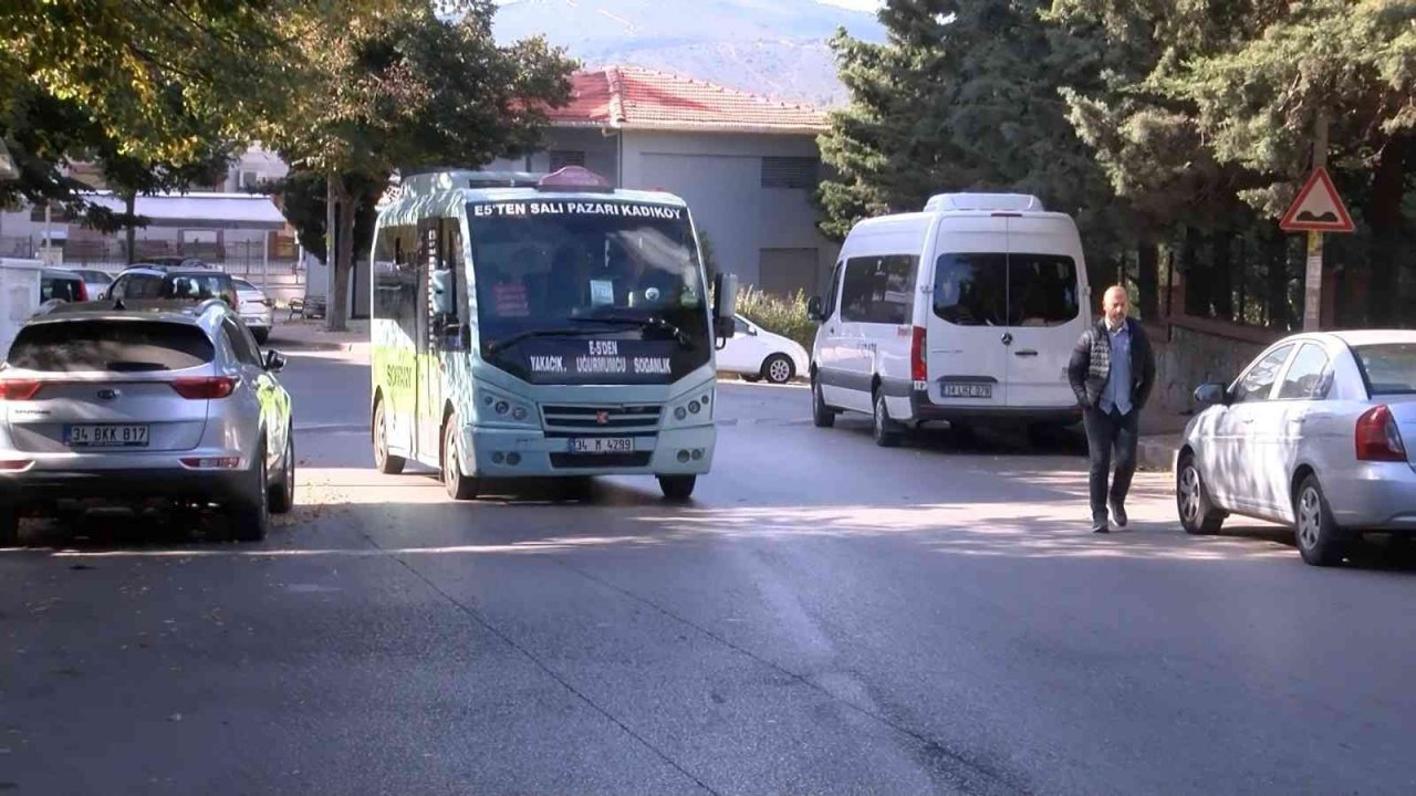 Kartal’da minibüs içinden hırsızlık kamerada