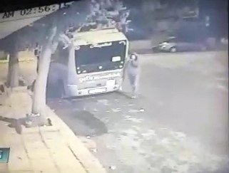 Kartal’da minibüs içinden hırsızlık kamerada