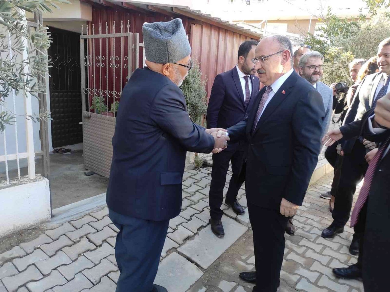 Vali Karadeniz Selendi’de vatandaşları dinledi