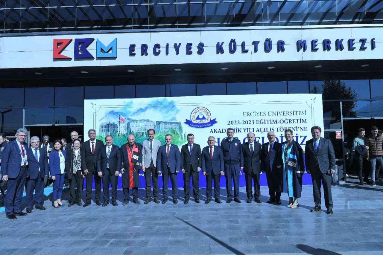 Öğrenci dostu başkan, ERÜ ve KAYÜ Eğitim-Öğretim Akademik Yılı Açılış Törenleri’ne katıldı