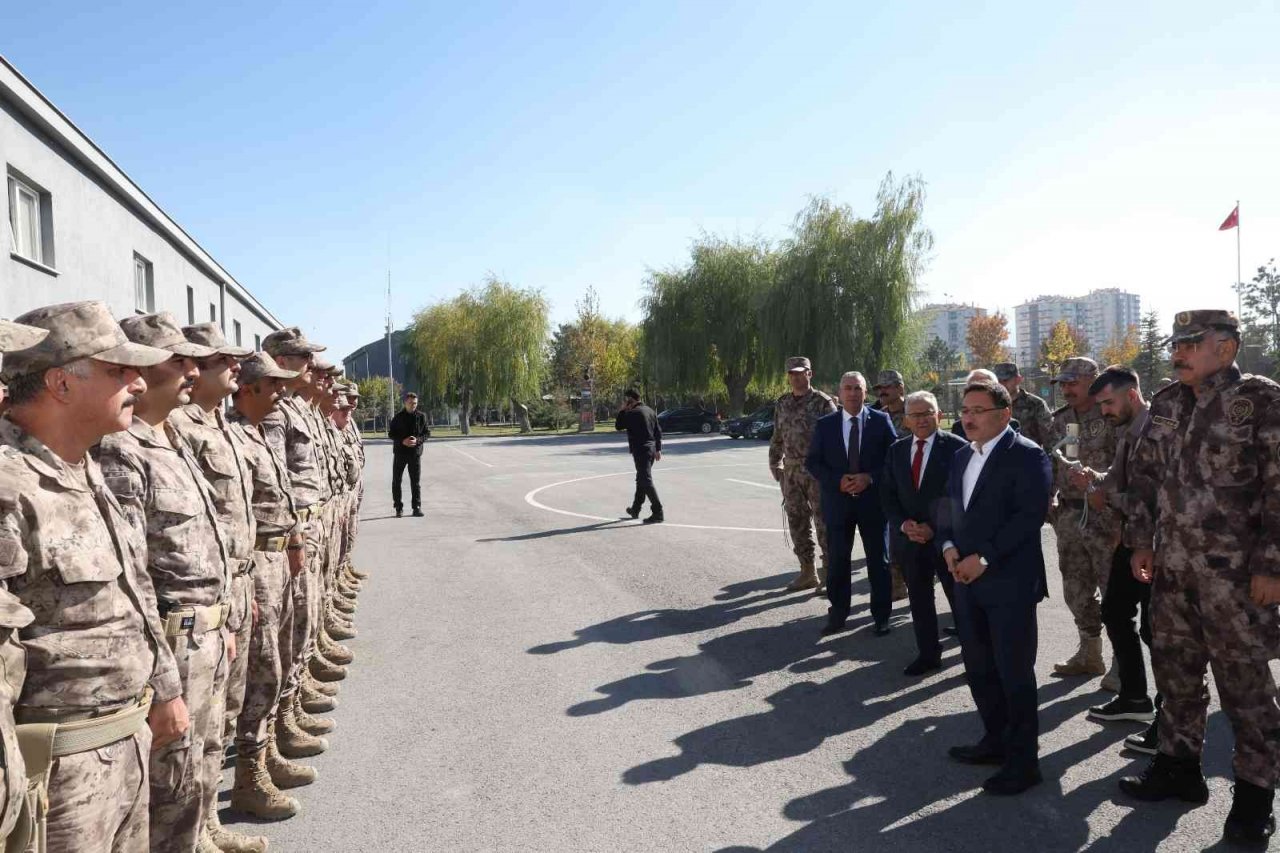 Büyükkılıç ve Çiçek PÖH timlerini Suriye’ye dualarla uğurladı