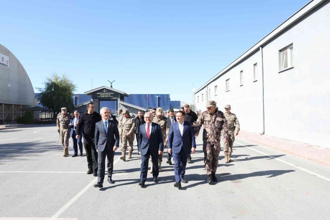 Büyükkılıç ve Çiçek PÖH timlerini Suriye’ye dualarla uğurladı