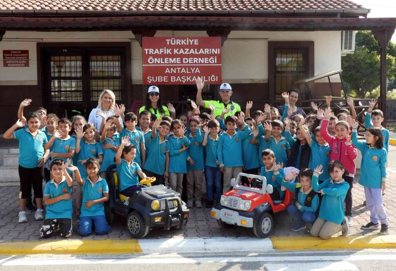 Kepez’de, ilkokul öğrencilerine trafik eğitimi