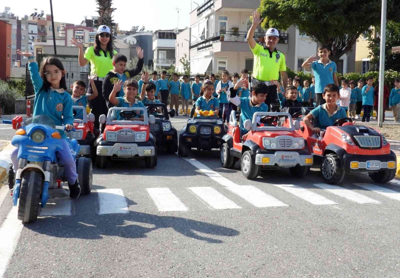 Kepez’de, ilkokul öğrencilerine trafik eğitimi