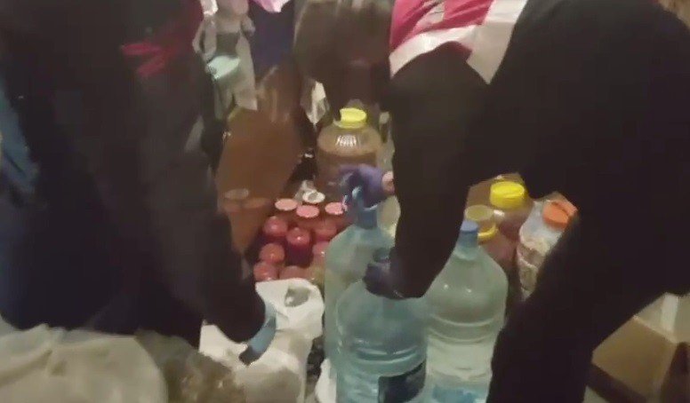 Laboratuvar gibi sahte içki atölyesi