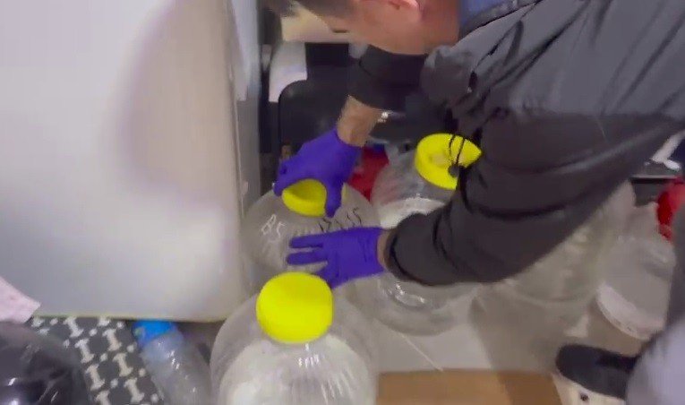 Laboratuvar gibi sahte içki atölyesi