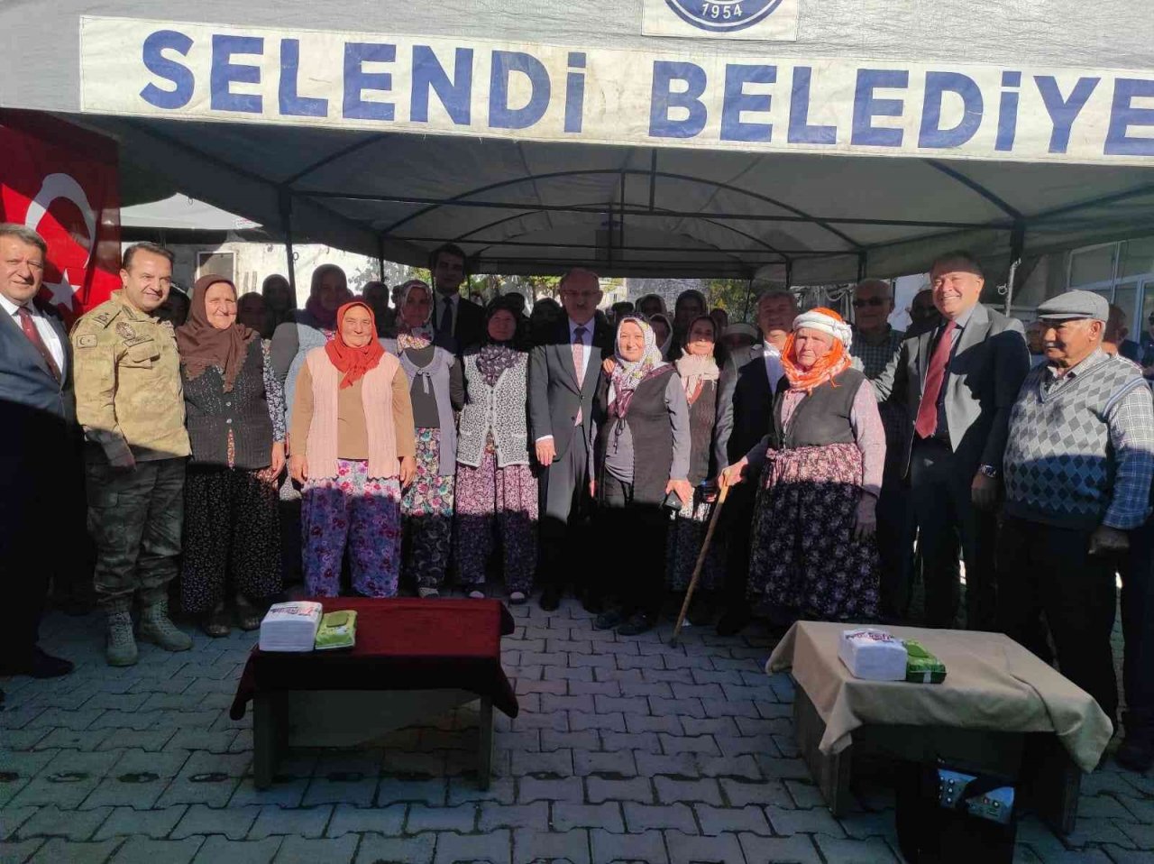 Vali Karadeniz Selendi’de vatandaşları dinledi