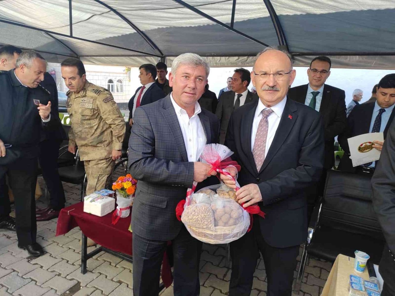 Vali Karadeniz Selendi’de vatandaşları dinledi