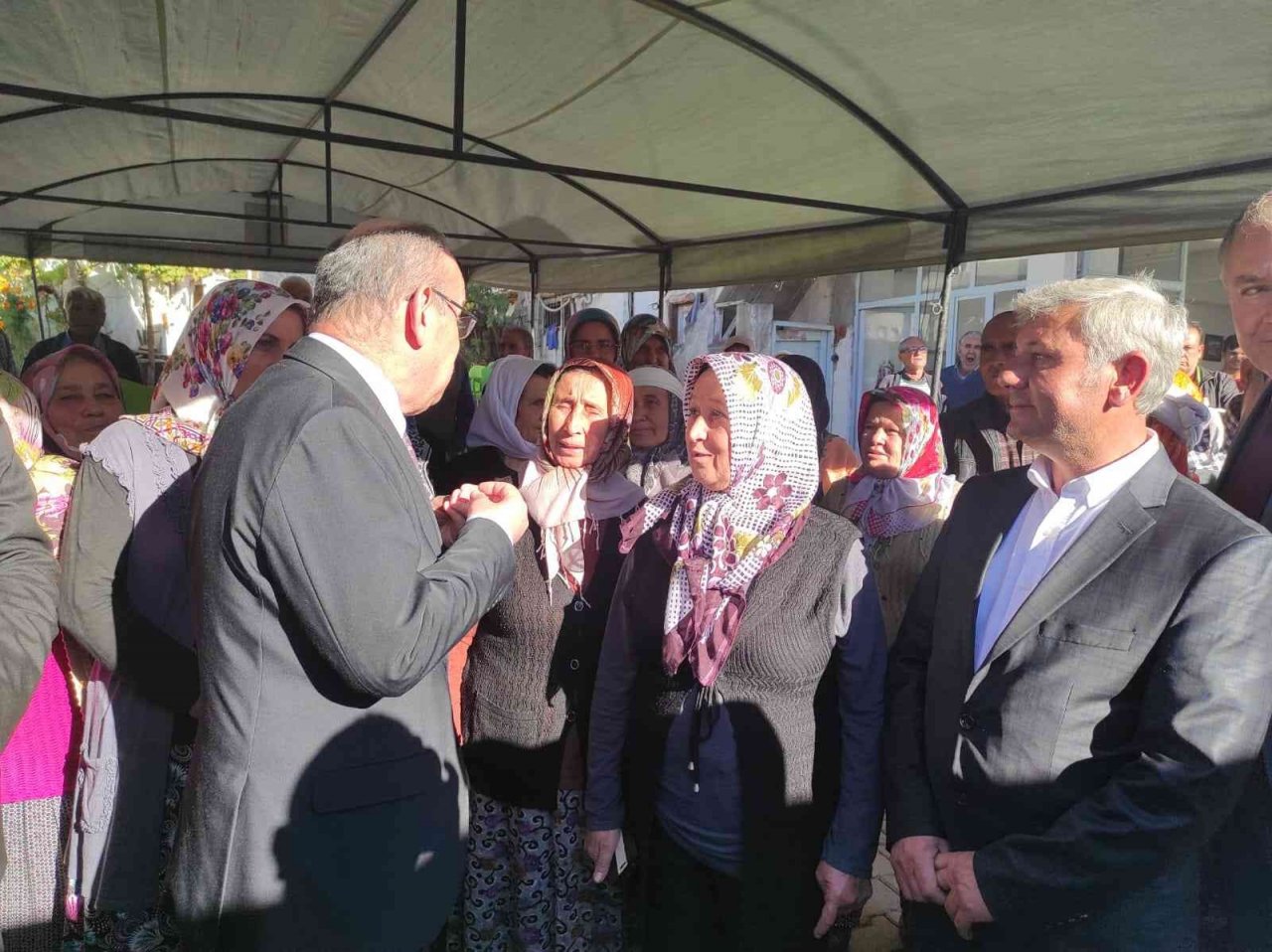 Vali Karadeniz Selendi’de vatandaşları dinledi