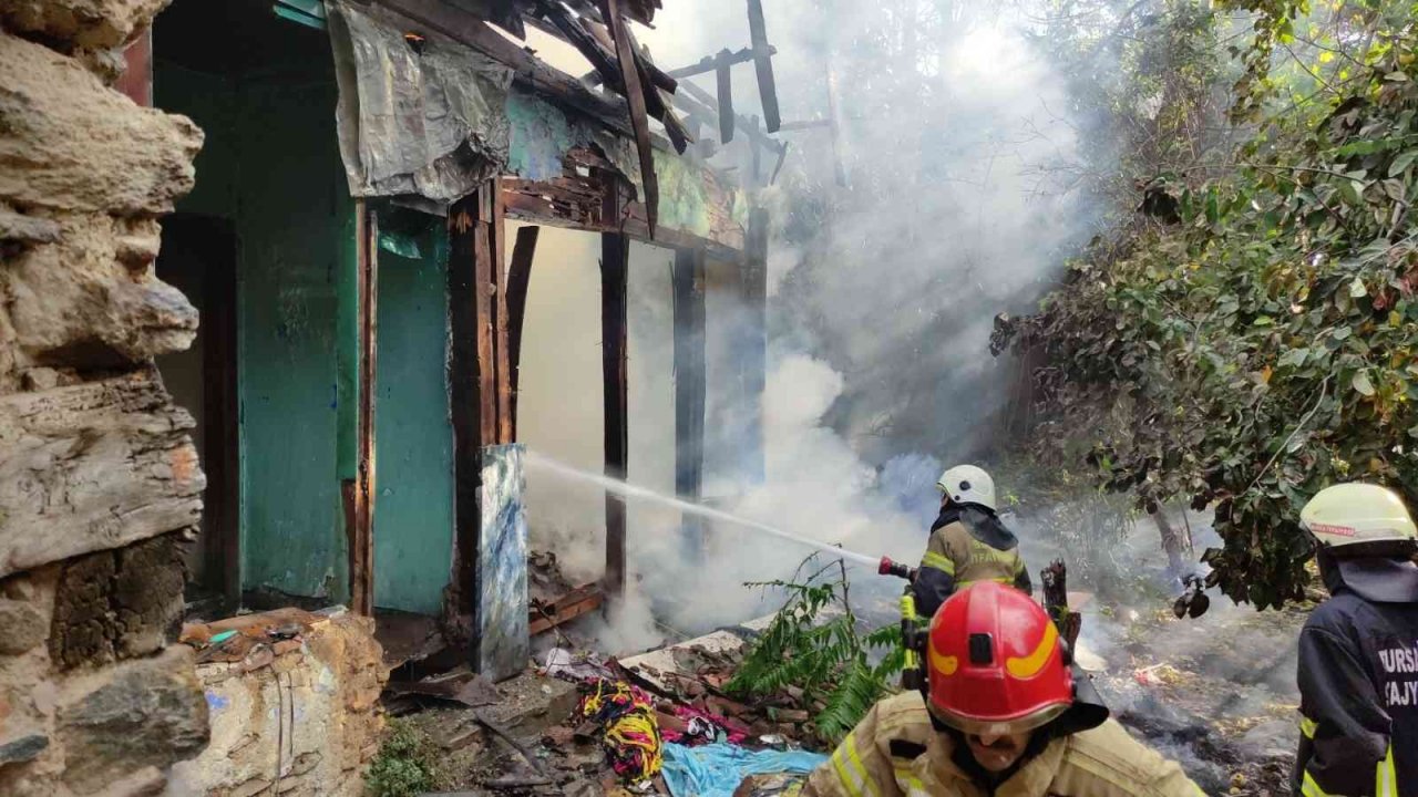 Bursa’da tarihi bina küle döndü