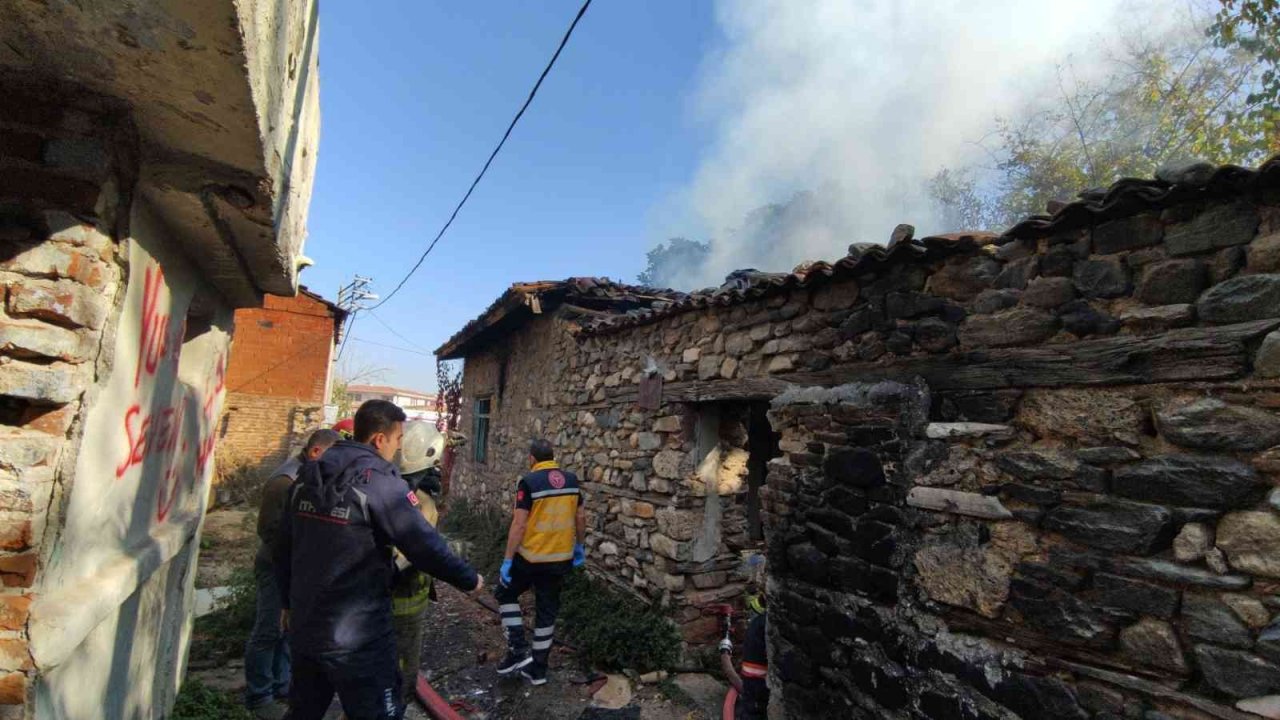 Bursa’da tarihi bina küle döndü