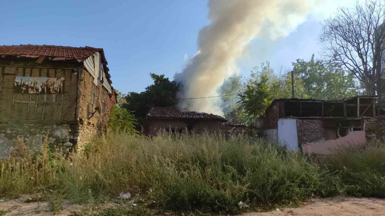 Bursa’da tarihi bina küle döndü